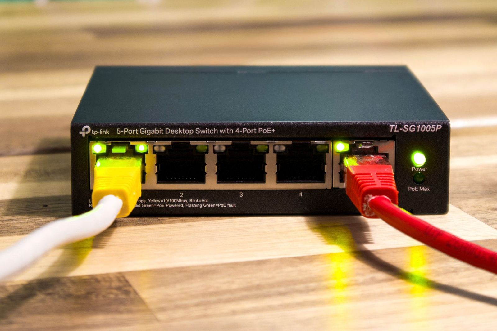Petit switch réseau de bureau avec câbles branchés